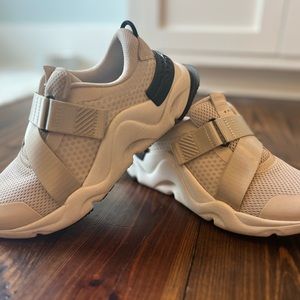 Sorel kinetic strap sneakers. Size 7. Like new.